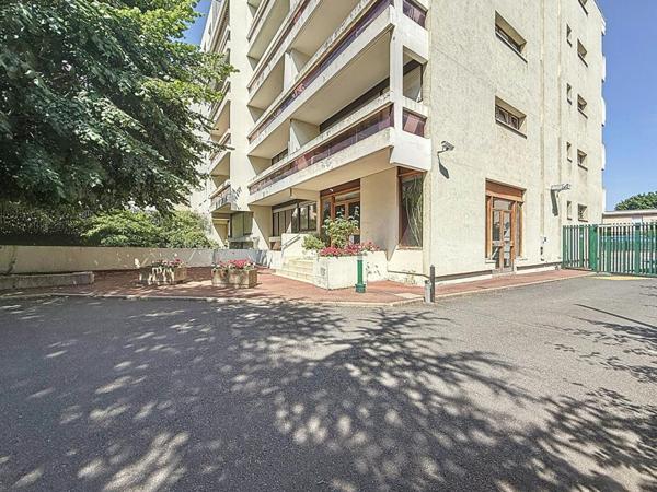 Appartement Villejuif 1 pièce(s)  TERRASSE 30,66m²