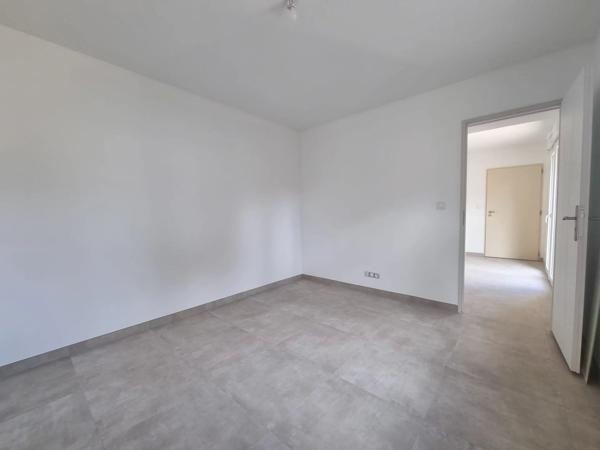 Location                                                      Appartement
                        
                     5 pièces                      80 m2                     à Beynes