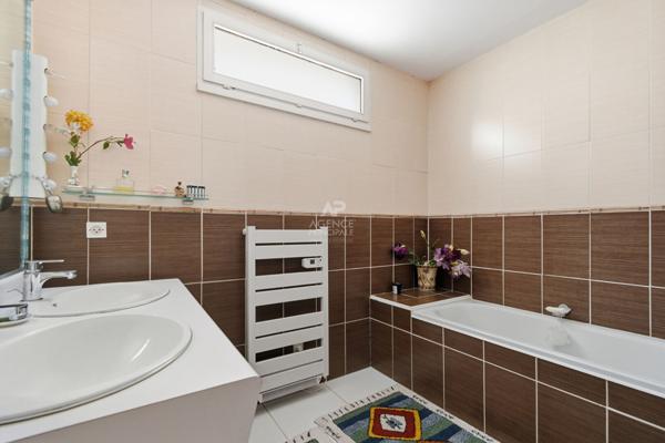 Maison Saint Germain En Laye 8 pièce(s) 183 m2 1 248 000 € **  - Référence  18526