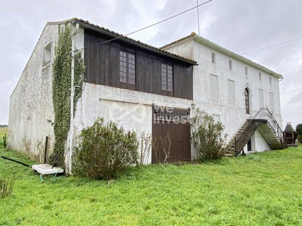 Le charme d’une maison de maître au cœur de 2,5 hectares de nature.