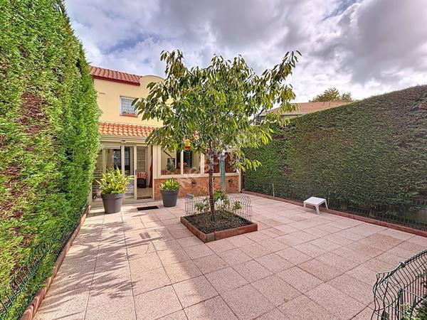 A vendre : Maison 5 pièces - trois chambres avec garage et charmant jardin à Rezé secteur Blordière