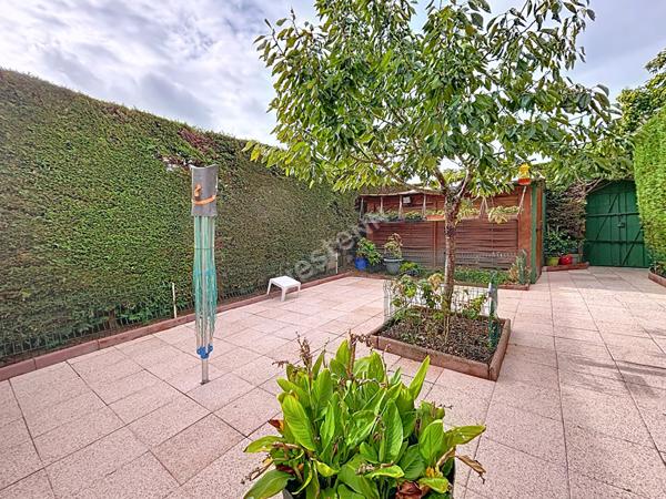 A vendre : Maison 5 pièces - trois chambres avec garage et charmant jardin à Rezé secteur Blordière