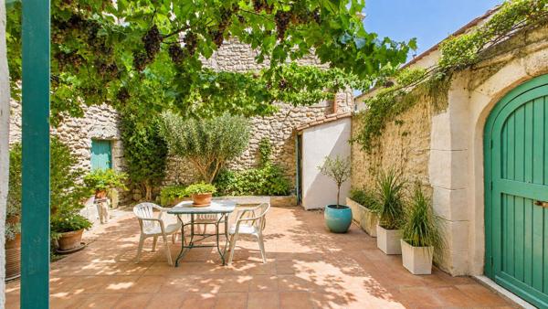 EYRAGUES - Au coeur du village, vaste maison de caractère de 210 m² avec cour intérieure d'environ 50 m² et cave Eyragues
