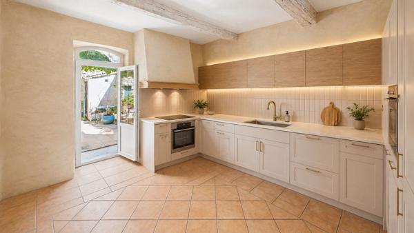 EYRAGUES - Au coeur du village, vaste maison de caractère de 210 m² avec cour intérieure d'environ 50 m² et cave Eyragues