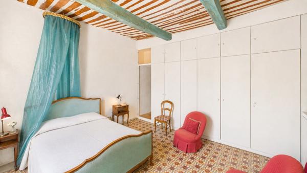 EYRAGUES - Au coeur du village, vaste maison de caractère de 210 m² avec cour intérieure d'environ 50 m² et cave Eyragues