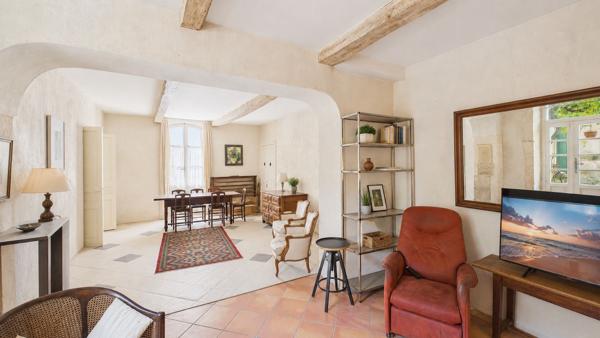 EYRAGUES - Au coeur du village, vaste maison de caractère de 210 m² avec cour intérieure d'environ 50 m² et cave Eyragues