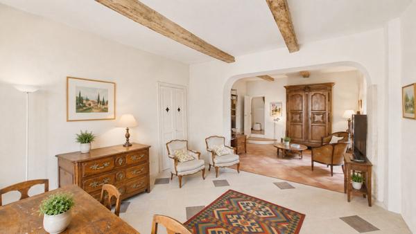 EYRAGUES - Au coeur du village, vaste maison de caractère de 210 m² avec cour intérieure d'environ 50 m² et cave Eyragues