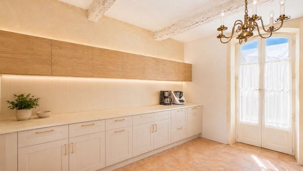 EYRAGUES - Au coeur du village, vaste maison de caractère de 210 m² avec cour intérieure d'environ 50 m² et cave Eyragues