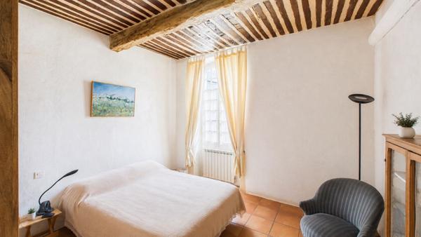 EYRAGUES - Au coeur du village, vaste maison de caractère de 210 m² avec cour intérieure d'environ 50 m² et cave Eyragues