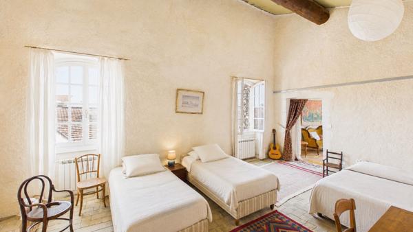 EYRAGUES - Au coeur du village, vaste maison de caractère de 210 m² avec cour intérieure d'environ 50 m² et cave Eyragues