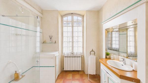 EYRAGUES - Au coeur du village, vaste maison de caractère de 210 m² avec cour intérieure d'environ 50 m² et cave Eyragues