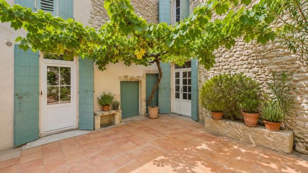 EYRAGUES - Au coeur du village, vaste maison de caractère de 210 m² avec cour intérieure d'environ 50 m² et cave Eyragues