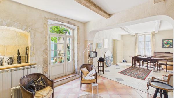 EYRAGUES - Au coeur du village, vaste maison de caractère de 210 m² avec cour intérieure d'environ 50 m² et cave Eyragues