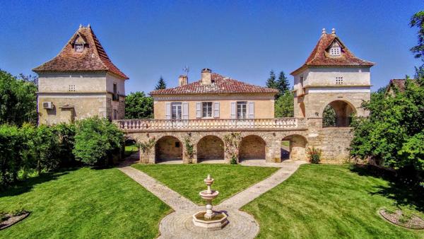 Situation privilégiée pour vos mariages avec potentiel d'accueil, dans un cadre de vie paradisiaque. Saint antonin noble val