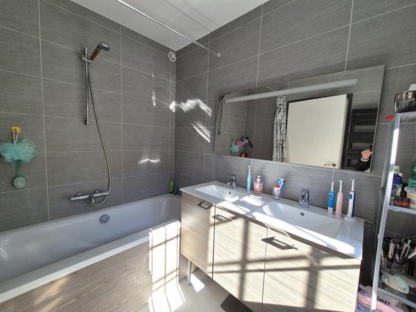 Maison plain pied avec cour et garage !