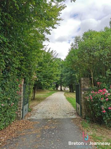Propriété comprenant maison et gîtes sur 1 ha 27 en Mayenne