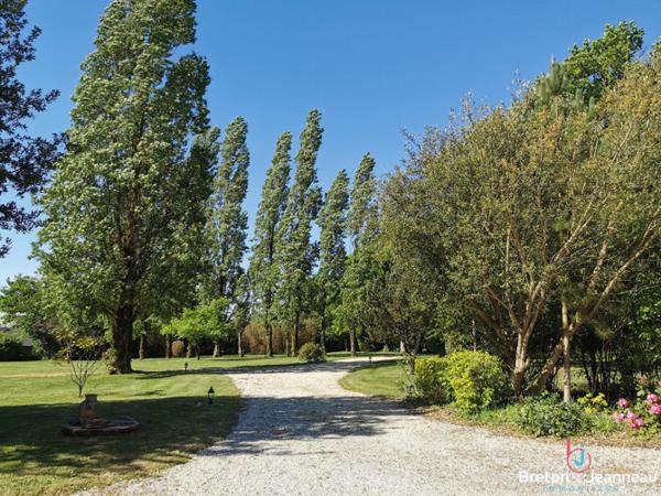 Propriété comprenant maison et gîtes sur 1 ha 27 en Mayenne