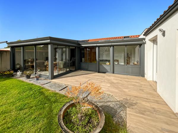 Maison en pierres rénovée avec dépendance, grand séjour de 63 m² et garage ? Proche mer