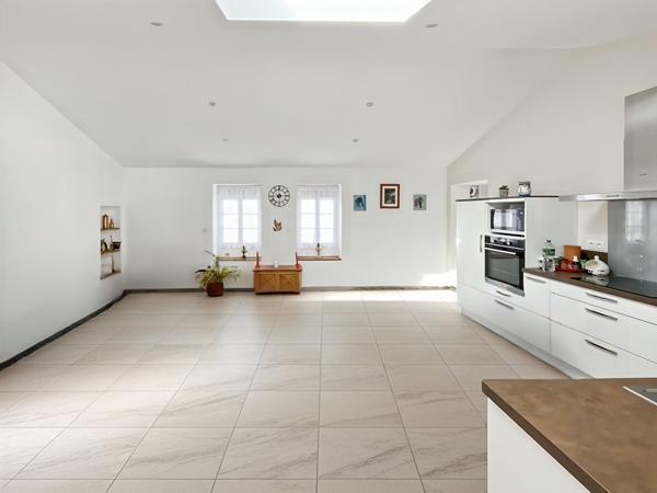 Maison en pierres rénovée avec dépendance, grand séjour de 63 m² et garage ? Proche mer
