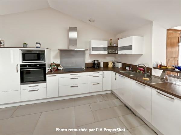Maison en pierres rénovée avec dépendance, grand séjour de 63 m² et garage ? Proche mer