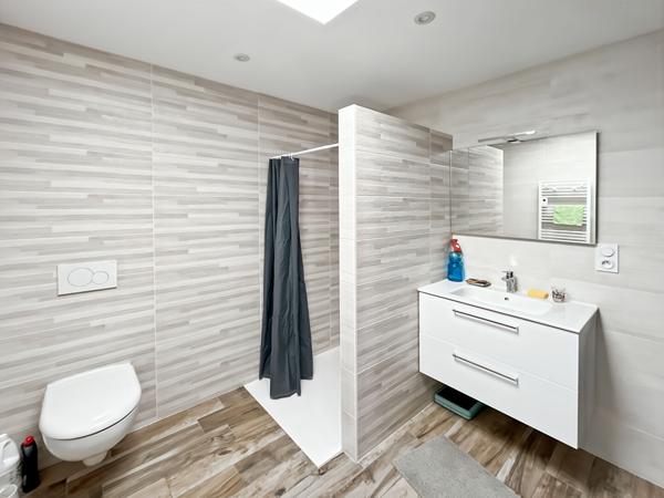Maison en pierres rénovée avec dépendance, grand séjour de 63 m² et garage ? Proche mer