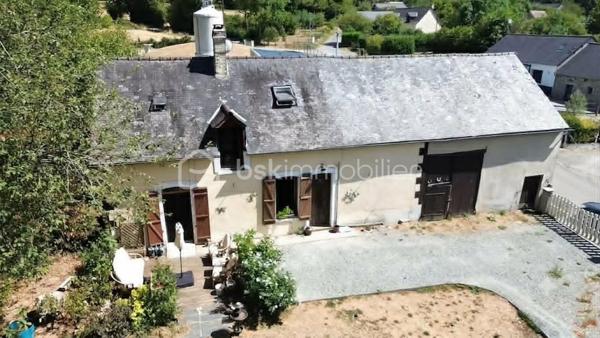 En pleine campagne de Pré en Pail, venez découvrir cette maison en pierre idéale pour les amoureux de la nature et des projets de rénovation.

Elle se compose au rez-de-chaussée d'une cuisine aménagée agrémentée d'un poêle à bois, avec un espace buanderie, ainsi que d'un salon/séjour équipé d'un poêle à bois.

A l'étage, une pièce palière dessert une chambre, deux pièces supplémentaires pouvant être aménagées selon vos besoins (bureau, chambre d'enfant, dressing...) ainsi qu'une salle d'eau avec un sanitaire broyeur.

A l'extérieur, vous profiterez d'un jardin et d'un verger et d'une grange dans le prolongement de  la maison.

Des travaux de rénovation sont à prévoir.

Contactez moi pour organiser une visite !
