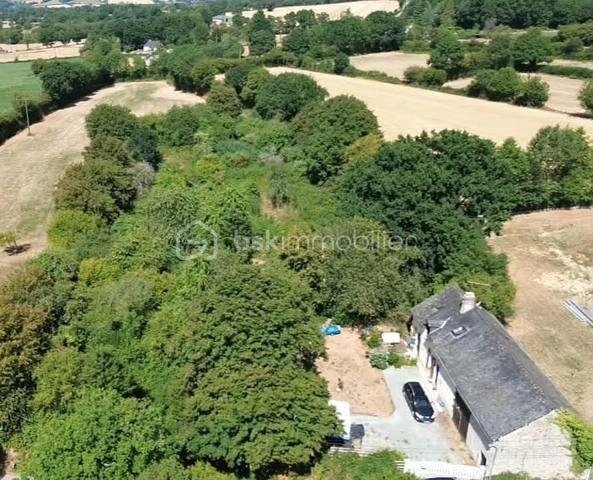 En pleine campagne de Pré en Pail, venez découvrir cette maison en pierre idéale pour les amoureux de la nature et des projets de rénovation.

Elle se compose au rez-de-chaussée d'une cuisine aménagée agrémentée d'un poêle à bois, avec un espace buanderie, ainsi que d'un salon/séjour équipé d'un poêle à bois.

A l'étage, une pièce palière dessert une chambre, deux pièces supplémentaires pouvant être aménagées selon vos besoins (bureau, chambre d'enfant, dressing...) ainsi qu'une salle d'eau avec un sanitaire broyeur.

A l'extérieur, vous profiterez d'un jardin et d'un verger et d'une grange dans le prolongement de  la maison.

Des travaux de rénovation sont à prévoir.

Contactez moi pour organiser une visite !