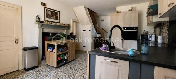 En pleine campagne de Pré en Pail, venez découvrir cette maison en pierre idéale pour les amoureux de la nature et des projets de rénovation.

Elle se compose au rez-de-chaussée d'une cuisine aménagée agrémentée d'un poêle à bois, avec un espace buanderie, ainsi que d'un salon/séjour équipé d'un poêle à bois.

A l'étage, une pièce palière dessert une chambre, deux pièces supplémentaires pouvant être aménagées selon vos besoins (bureau, chambre d'enfant, dressing...) ainsi qu'une salle d'eau avec un sanitaire broyeur.

A l'extérieur, vous profiterez d'un jardin et d'un verger et d'une grange dans le prolongement de  la maison.

Des travaux de rénovation sont à prévoir.

Contactez moi pour organiser une visite !