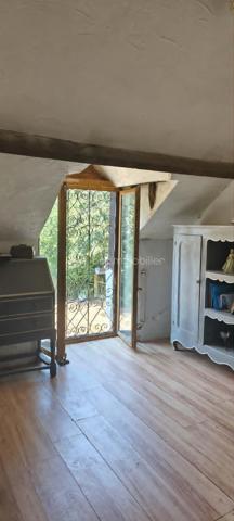 En pleine campagne de Pré en Pail, venez découvrir cette maison en pierre idéale pour les amoureux de la nature et des projets de rénovation.

Elle se compose au rez-de-chaussée d'une cuisine aménagée agrémentée d'un poêle à bois, avec un espace buanderie, ainsi que d'un salon/séjour équipé d'un poêle à bois.

A l'étage, une pièce palière dessert une chambre, deux pièces supplémentaires pouvant être aménagées selon vos besoins (bureau, chambre d'enfant, dressing...) ainsi qu'une salle d'eau avec un sanitaire broyeur.

A l'extérieur, vous profiterez d'un jardin et d'un verger et d'une grange dans le prolongement de  la maison.

Des travaux de rénovation sont à prévoir.

Contactez moi pour organiser une visite !