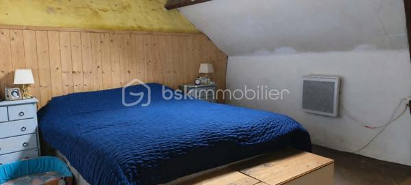 En pleine campagne de Pré en Pail, venez découvrir cette maison en pierre idéale pour les amoureux de la nature et des projets de rénovation.

Elle se compose au rez-de-chaussée d'une cuisine aménagée agrémentée d'un poêle à bois, avec un espace buanderie, ainsi que d'un salon/séjour équipé d'un poêle à bois.

A l'étage, une pièce palière dessert une chambre, deux pièces supplémentaires pouvant être aménagées selon vos besoins (bureau, chambre d'enfant, dressing...) ainsi qu'une salle d'eau avec un sanitaire broyeur.

A l'extérieur, vous profiterez d'un jardin et d'un verger et d'une grange dans le prolongement de  la maison.

Des travaux de rénovation sont à prévoir.

Contactez moi pour organiser une visite !