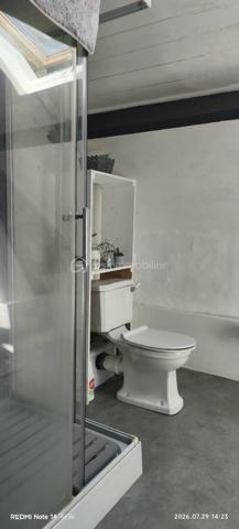 En pleine campagne de Pré en Pail, venez découvrir cette maison en pierre idéale pour les amoureux de la nature et des projets de rénovation.

Elle se compose au rez-de-chaussée d'une cuisine aménagée agrémentée d'un poêle à bois, avec un espace buanderie, ainsi que d'un salon/séjour équipé d'un poêle à bois.

A l'étage, une pièce palière dessert une chambre, deux pièces supplémentaires pouvant être aménagées selon vos besoins (bureau, chambre d'enfant, dressing...) ainsi qu'une salle d'eau avec un sanitaire broyeur.

A l'extérieur, vous profiterez d'un jardin et d'un verger et d'une grange dans le prolongement de  la maison.

Des travaux de rénovation sont à prévoir.

Contactez moi pour organiser une visite !