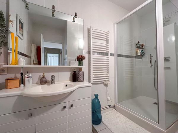 A VENDRE : Appartement T3 ANGERS - 2 chambres - Balcons - Parking - Cave