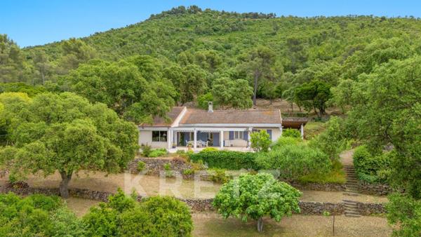 Le Pradet — Villa au calme, grand terrain naturel piscinable et vue mer