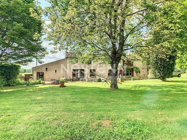 Maison atypique avec grand terrain et dépendances à Saint-Hilaire-des-Loges