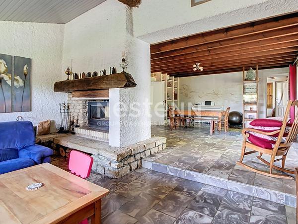 Maison atypique avec grand terrain et dépendances à Saint-Hilaire-des-Loges