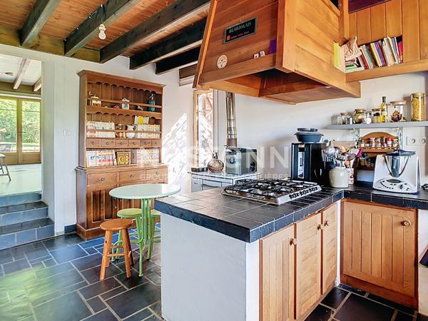 Maison atypique avec grand terrain et dépendances à Saint-Hilaire-des-Loges