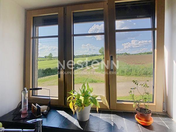 Maison atypique avec grand terrain et dépendances à Saint-Hilaire-des-Loges