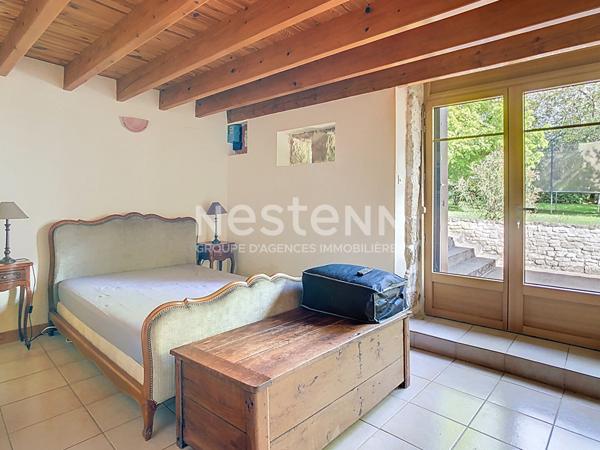 Maison atypique avec grand terrain et dépendances à Saint-Hilaire-des-Loges