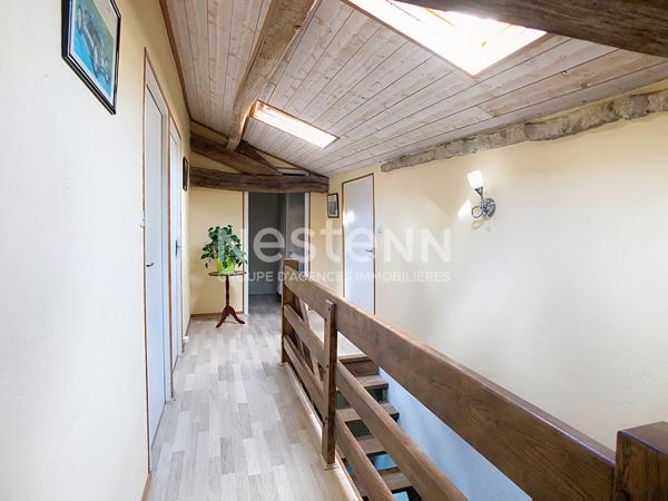 Maison atypique avec grand terrain et dépendances à Saint-Hilaire-des-Loges