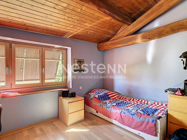 Maison atypique avec grand terrain et dépendances à Saint-Hilaire-des-Loges