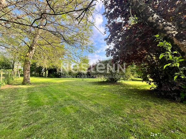 Maison atypique avec grand terrain et dépendances à Saint-Hilaire-des-Loges