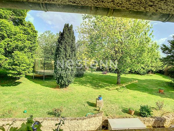 Maison atypique avec grand terrain et dépendances à Saint-Hilaire-des-Loges