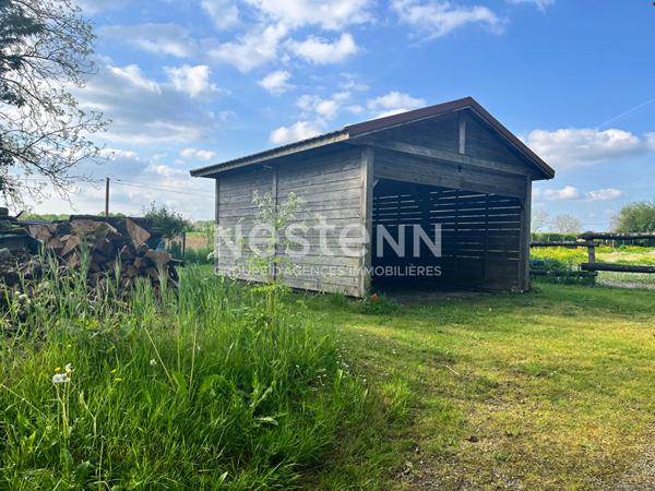 Maison atypique avec grand terrain et dépendances à Saint-Hilaire-des-Loges