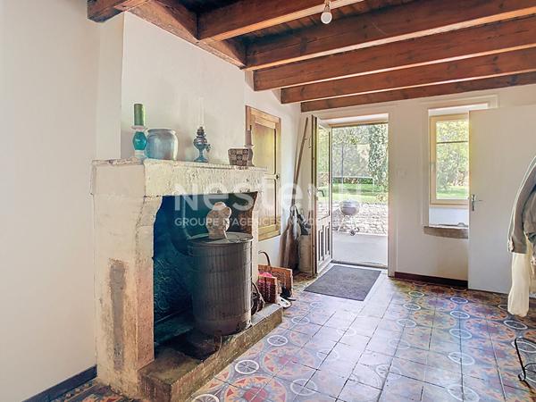 Maison atypique avec grand terrain et dépendances à Saint-Hilaire-des-Loges