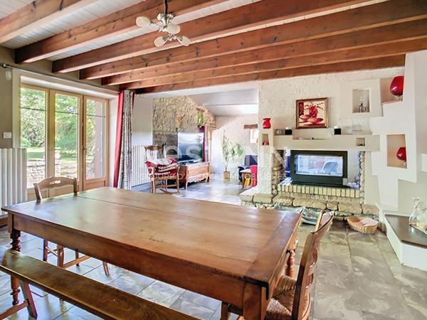 Maison atypique avec grand terrain et dépendances à Saint-Hilaire-des-Loges