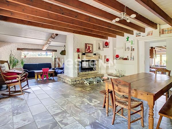 Maison atypique avec grand terrain et dépendances à Saint-Hilaire-des-Loges