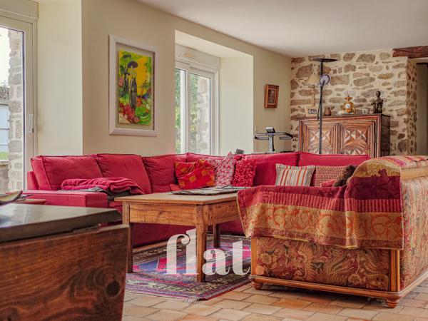 PROPRIETE 6 pièces 351 m2 / 8 000 m2 clos / AIGREFEUILLE-SUR-MAINE/ 4 CH / Piscine / dépendances aménagées