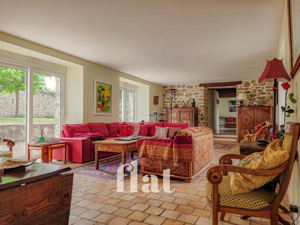 PROPRIETE 6 pièces 351 m2 / 8 000 m2 clos / AIGREFEUILLE-SUR-MAINE/ 4 CH / Piscine / dépendances aménagées