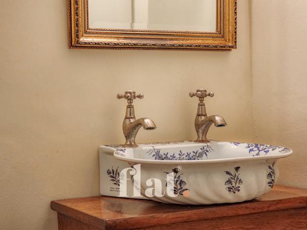 PROPRIETE 6 pièces 351 m2 / 8 000 m2 clos / AIGREFEUILLE-SUR-MAINE/ 4 CH / Piscine / dépendances aménagées