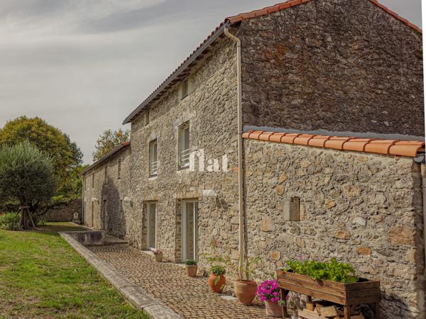 PROPRIETE 6 pièces 351 m2 / 8 000 m2 clos / AIGREFEUILLE-SUR-MAINE/ 4 CH / Piscine / dépendances aménagées